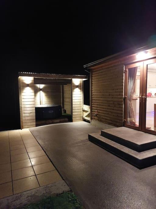 Luxurious Log Cabin With Lay-Z Spa Hot Tub Villa Ballina  Exterior photo